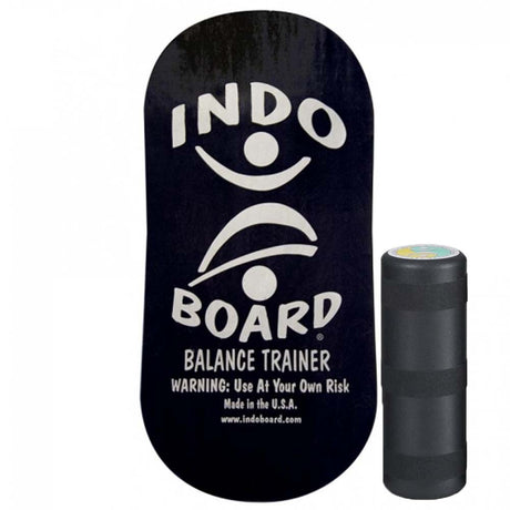 Indo Board balansbräda i svart/mörk design med vit logotyp och text, komplett med den svarta Original Roller