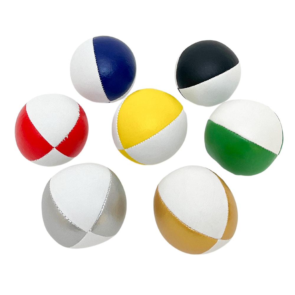 Sju jongleringsbollar med fyrpanelsdesign i olika färgkombinationer (blå/vit, svart/vit, röd/vit, gul/vit, grön/vit, silver/vit och guld/vit) utspridda mot en vit bakgrund.