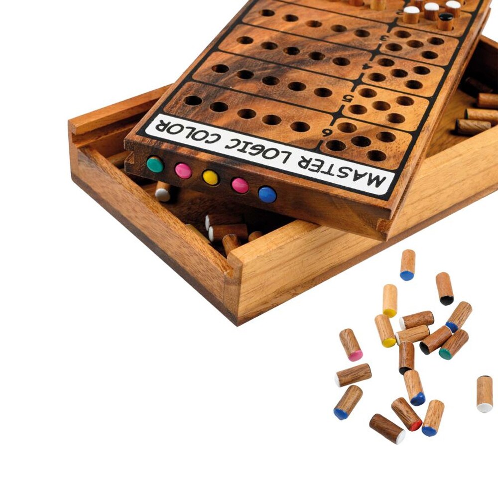 Närbild på Kodikas med färgade träpinnar och spelbräda i Samena-trä