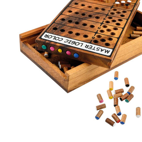 Närbild på Kodikas med färgade träpinnar och spelbräda i Samena-trä