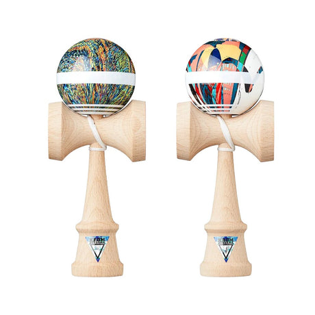 Två KROM Noia kendamas i ljust trä med unika konstnärliga mönster på bollarna och vitt snöre mot vit bakgrund