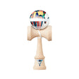 KROM Noia 4 kendama i ljust trä med en konstnärligt mönstrad boll i rosa och blå toner samt vitt snöre mot vit bakgrund