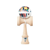 KROM Noia 4 kendama i ljust trä med en konstnärligt mönstrad boll i rosa och blå toner samt vitt snöre mot vit bakgrund