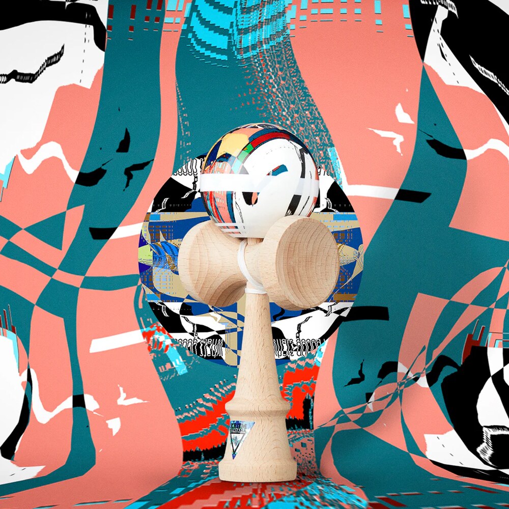 KROM Noia 4 kendama i ljust trä med en konstnärligt mönstrad boll i rosa och blå toner samt vitt snöre mot en abstrakt grafisk bakgrund