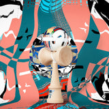 KROM Noia 4 kendama i ljust trä med en konstnärligt mönstrad boll i rosa och blå toner samt vitt snöre mot en abstrakt grafisk bakgrund