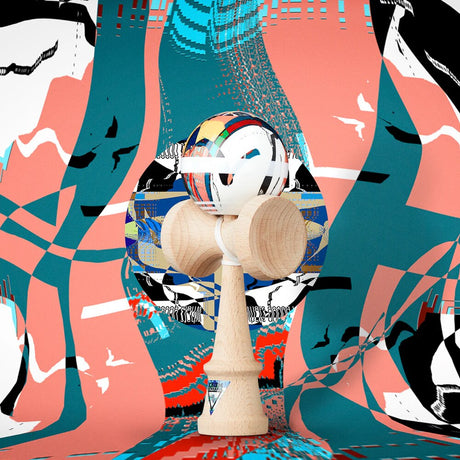 KROM Noia 4 kendama i ljust trä med en konstnärligt mönstrad boll i rosa och blå toner samt vitt snöre mot en abstrakt grafisk bakgrund