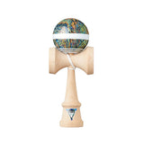 KROM Noia 5 kendama i ljust trä med en konstnärligt mönstrad boll i mångfärgade toner och vitt snöre mot vit bakgrund