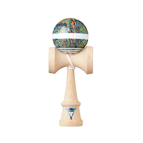 KROM Noia 5 kendama i ljust trä med en konstnärligt mönstrad boll i mångfärgade toner och vitt snöre mot vit bakgrund