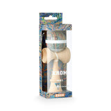 KROM Noia 5 kendama i ljust trä med en konstnärligt mönstrad boll i blåa och gula toner förpackad i en matchande mönstrad kartong med fönster