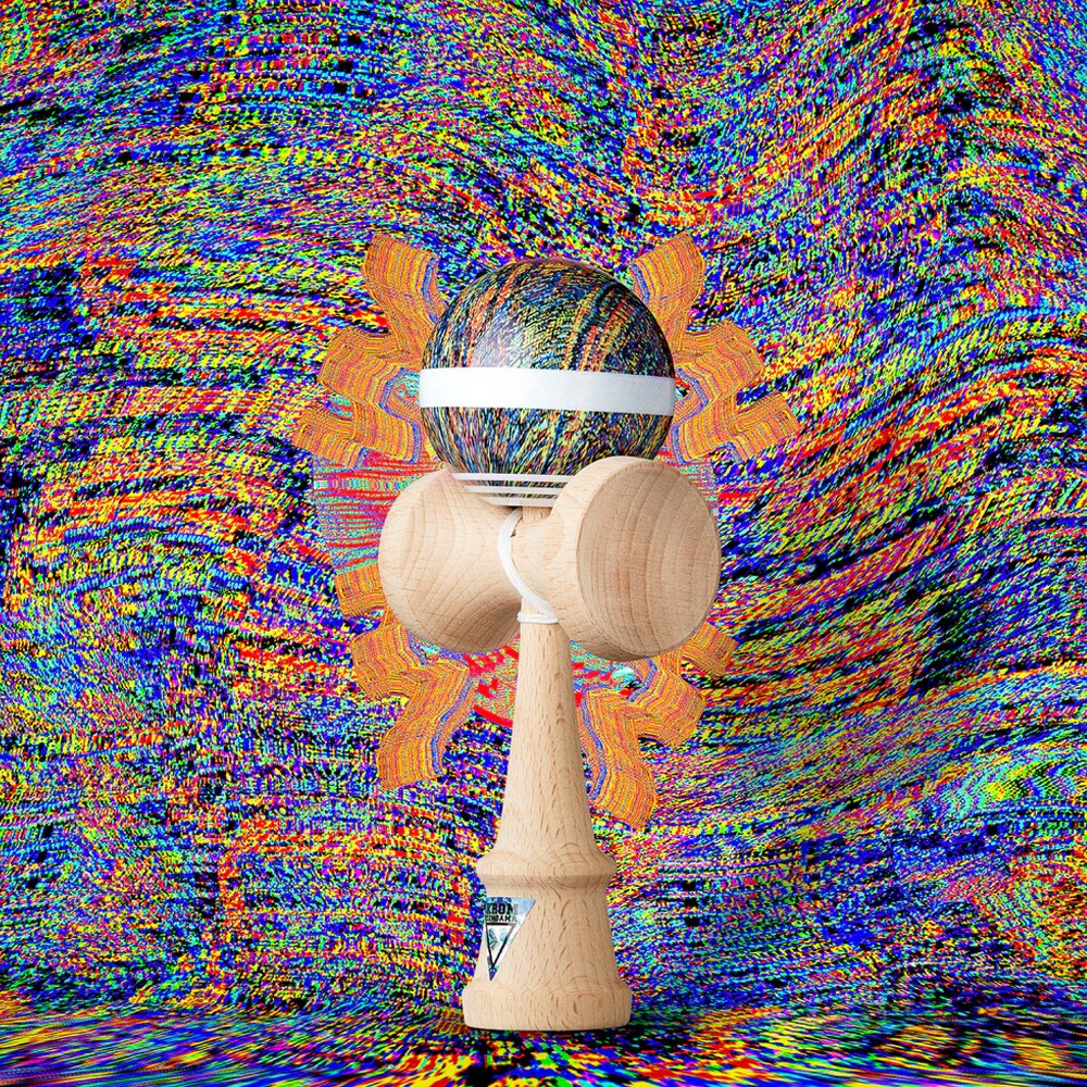 KROM Noia 5 kendama i ljust trä med en konstnärligt mönstrad boll i mångfärgade toner och vitt snöre mot en abstrakt mönstrad bakgrund