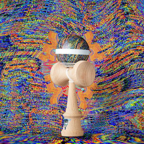 KROM Noia 5 kendama i ljust trä med en konstnärligt mönstrad boll i mångfärgade toner och vitt snöre mot en abstrakt mönstrad bakgrund
