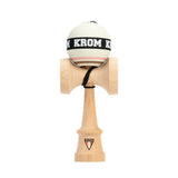 KROM Strogo Neapolitan kendama i ljust bokträ sedd framifrån med en vit boll (tama) prydd med ett svart ”KROM”-band och ränder i rosa och brunt mot en vit bakgrund.