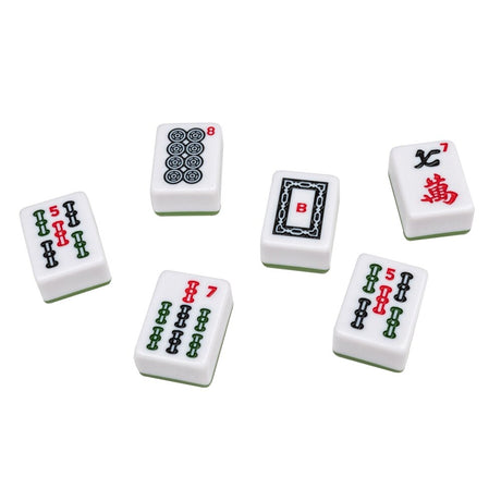 Närbild på Mah Jongg-spelbrickor – detaljerade symboler i plast