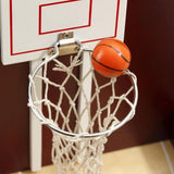 Närbild på basketboll som går ner i korgen i Mini Basketball