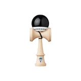 KROM Pop LOL kendama i ljust bokträ med en glansig svart och vit boll (tama) samt svart snöre mot en vit bakgrund.