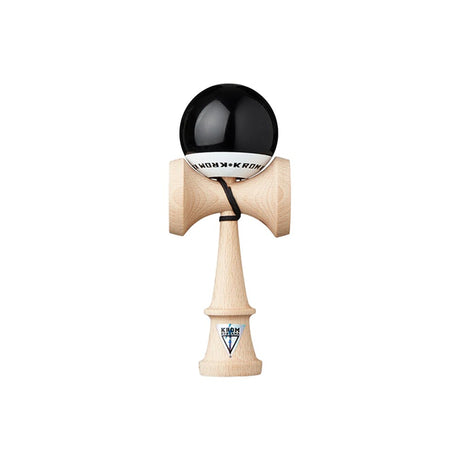 KROM Pop LOL kendama i ljust bokträ med en glansig svart och vit boll (tama) samt svart snöre mot en vit bakgrund.