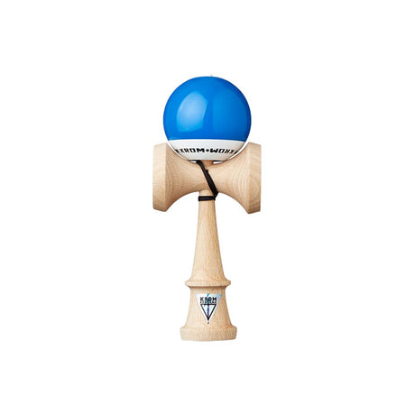 KROM Pop LOL kendama i ljust bokträ med en glansig blå och vit boll (tama) samt svart snöre mot en vit bakgrund.