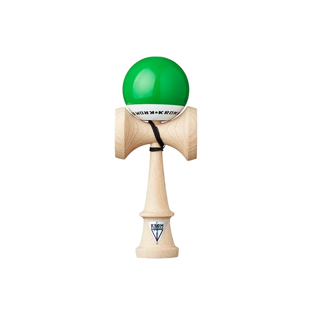KROM Pop LOL kendama i ljust bokträ med en glansig grön och vit boll (tama) samt svart snöre mot en vit bakgrund.