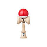 KROM Pop LOL kendama i ljust bokträ med en glansig röd och vit boll (tama) samt svart snöre mot en vit bakgrund.