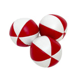 Tre röd-vita 6-panel jongleringsbollar i mjukt konstläder med tydliga vita sömmar, visade mot en vit bakgrund.
