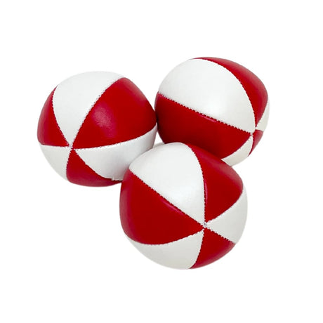 Tre röd-vita 6-panel jongleringsbollar i mjukt konstläder med tydliga vita sömmar, visade mot en vit bakgrund.