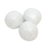 Ett set med tre blå-vita 6-panel jongleringsbollar i konstläder snyggt presenterade i en svart ask från Viking Juggling.