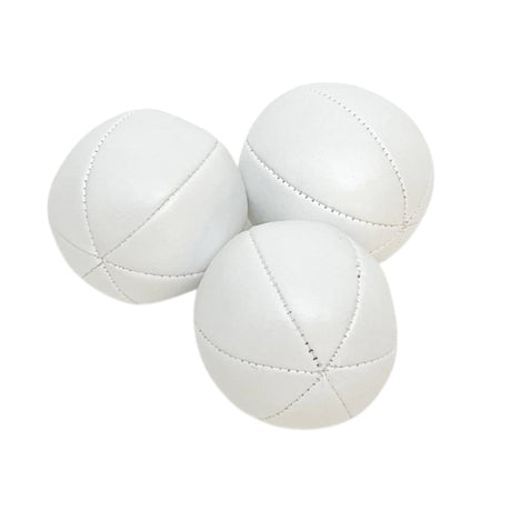 Ett set med tre blå-vita 6-panel jongleringsbollar i konstläder snyggt presenterade i en svart ask från Viking Juggling.