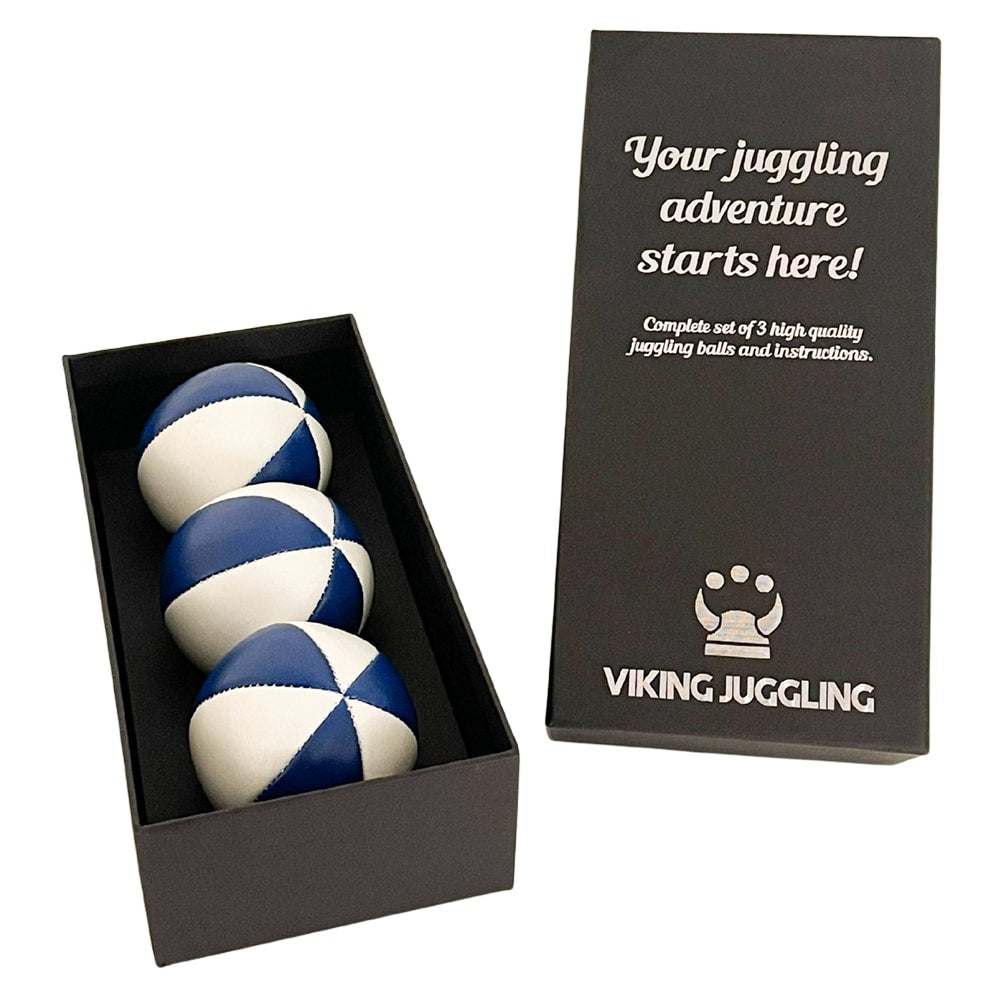 Ett set med tre blå-vita 6-panel jongleringsbollar i konstläder snyggt presenterade i en svart ask från Viking Juggling.