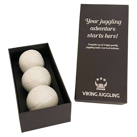 Ett set med tre vita 6-panel jongleringsbollar i konstläder snyggt presenterade i en svart ask från Viking Juggling