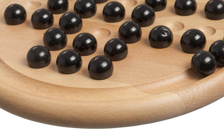 Klassiskt träspel Solitaire med kulor – strategiskt ensamspel
