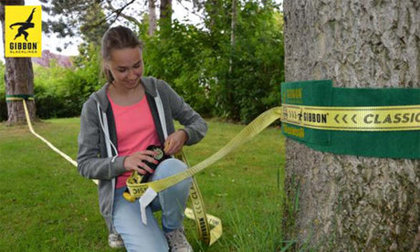 Montering av slackline med Gibbon TreeWear – trädet skyddas samtidigt som linan spänns upp säkert