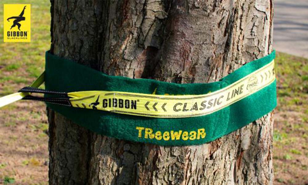 Montering av slackline med Gibbon TreeWear – trädet skyddas samtidigt som linan spänns upp säkert