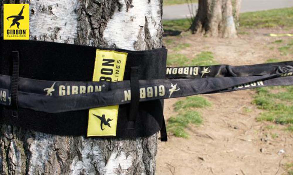 Närbild på Gibbon TreeWear och rundslinga monterad runt träd – säker och skonsam slacklineförankring