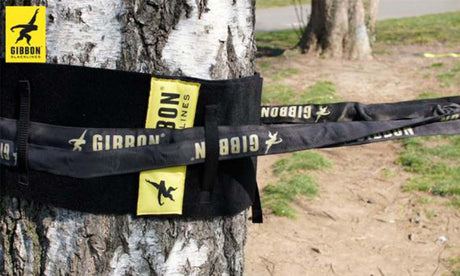 Närbild på Gibbon TreeWear och rundslinga monterad runt träd – säker och skonsam slacklineförankring