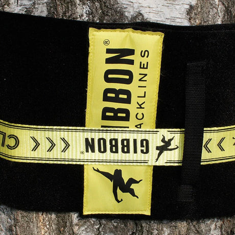Närbild på monterad Gibbon ClassicLine med TreeWear – skyddande träskydd och slackline i uppspänd läge