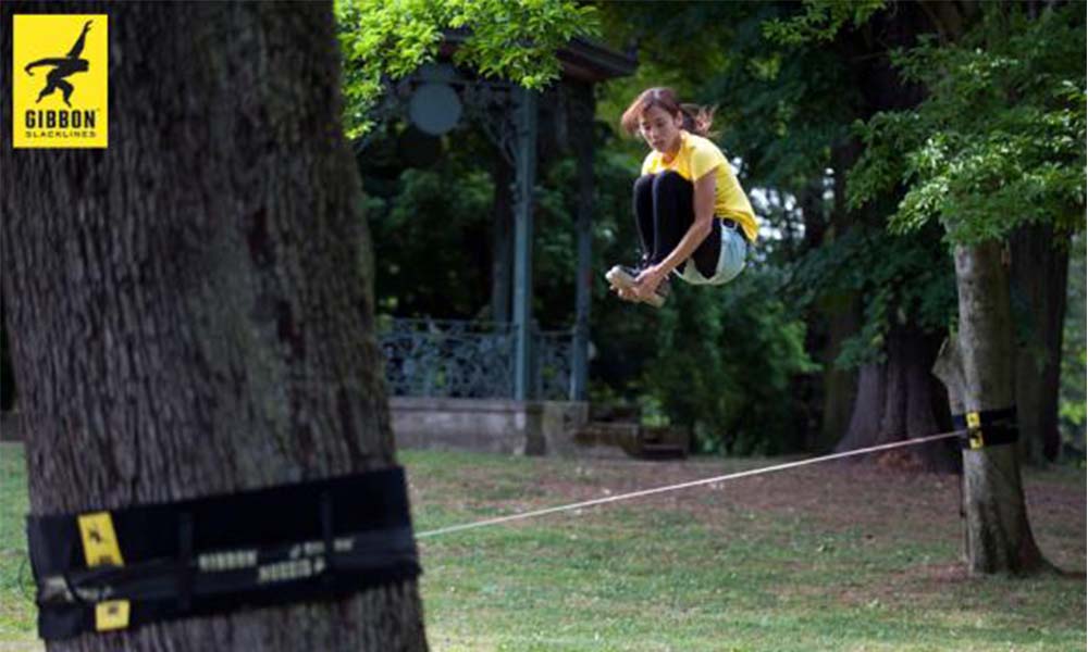 Närbild på Gibbon TreeWear och rundslinga monterad runt träd – säker och skonsam slacklineförankring