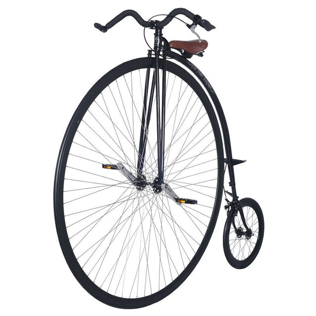 UDC Mk5 Penny Farthing höghjuling i svart. Visar det stora framhjulet, lilla bakhjulet, det bruna sätet och det svarta styret
