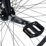 Närbild på höghjulingens nav och vevarm. Visar Nimbus VCX Plus-vevarmar i polerat stål och svarta aluminiumpedaler med dubbar