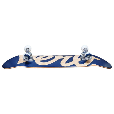 Verb Script komplett skateboard – sidovy av undersida med truckar och 52 mm hjul