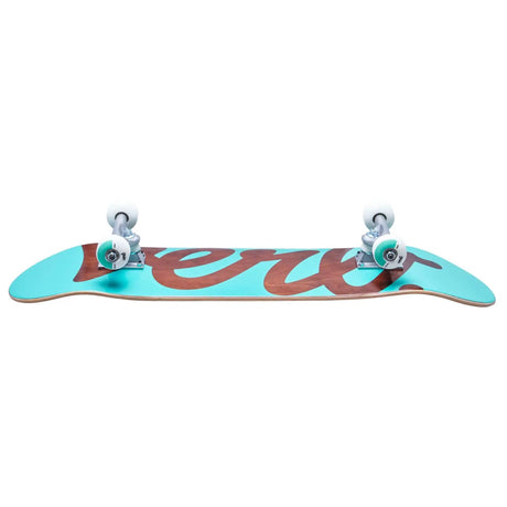 Verb Script komplett skateboard – sidovy av undersida med truckar och 52 mm hjul