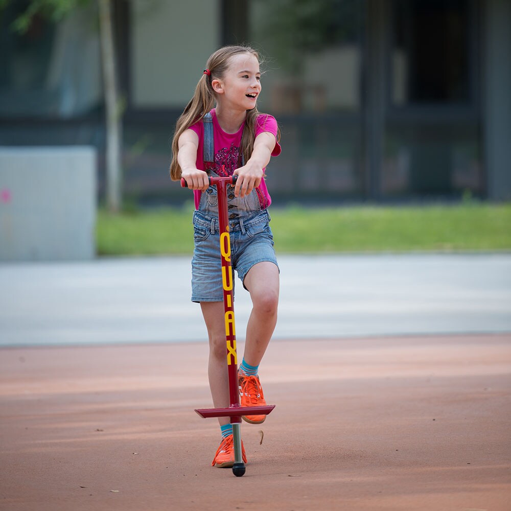 Qu-Ax hoppstylta (pogostick) för barn med vikt mellan 20–30 kg – tålig lekutrustning