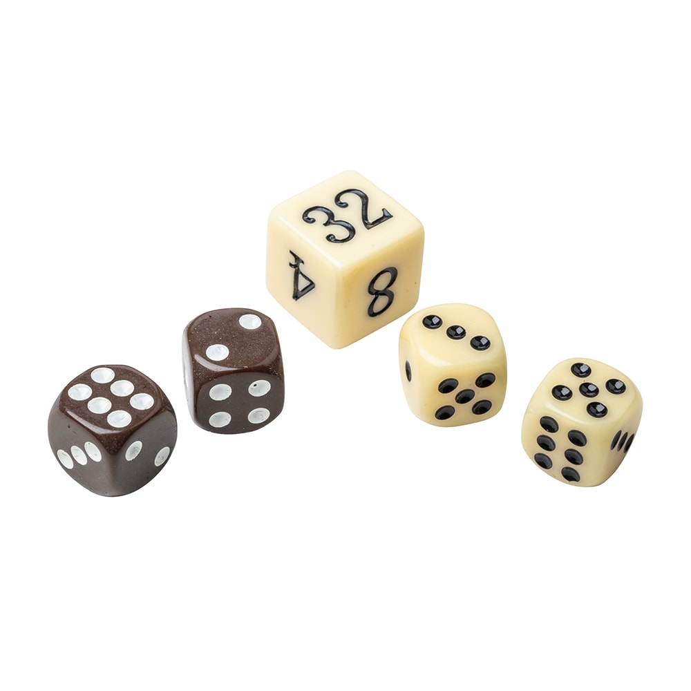 En grupp med 5 tärningar, inklusive 4 vanliga vita och bruna Backgammon-tärningar samt en stor dubbleringstärning (Doppler) märkt 2, 4, 8, 16, 32 och 64