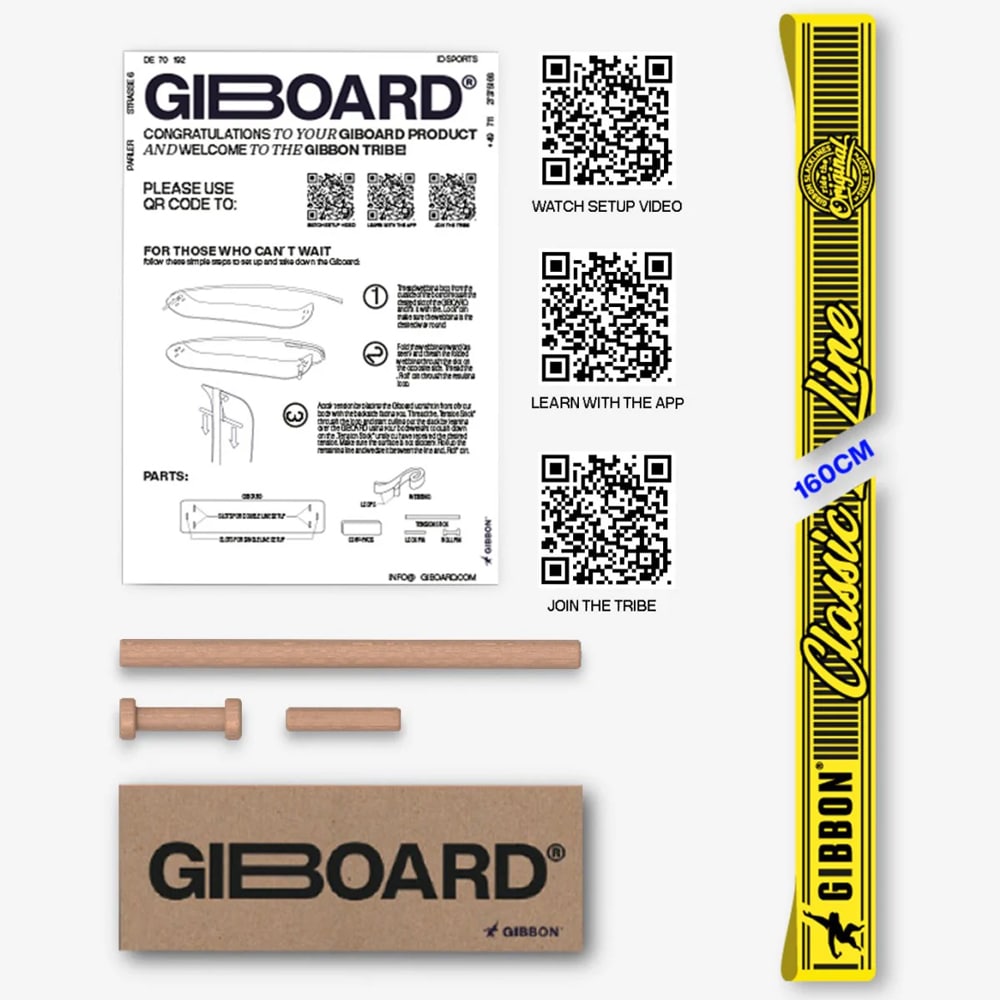 Innehåll och instruktioner för Giboard, visar delarna (träpluggarna), Gibbon Classic Line slackline (160 cm) och manualen med QR-koder