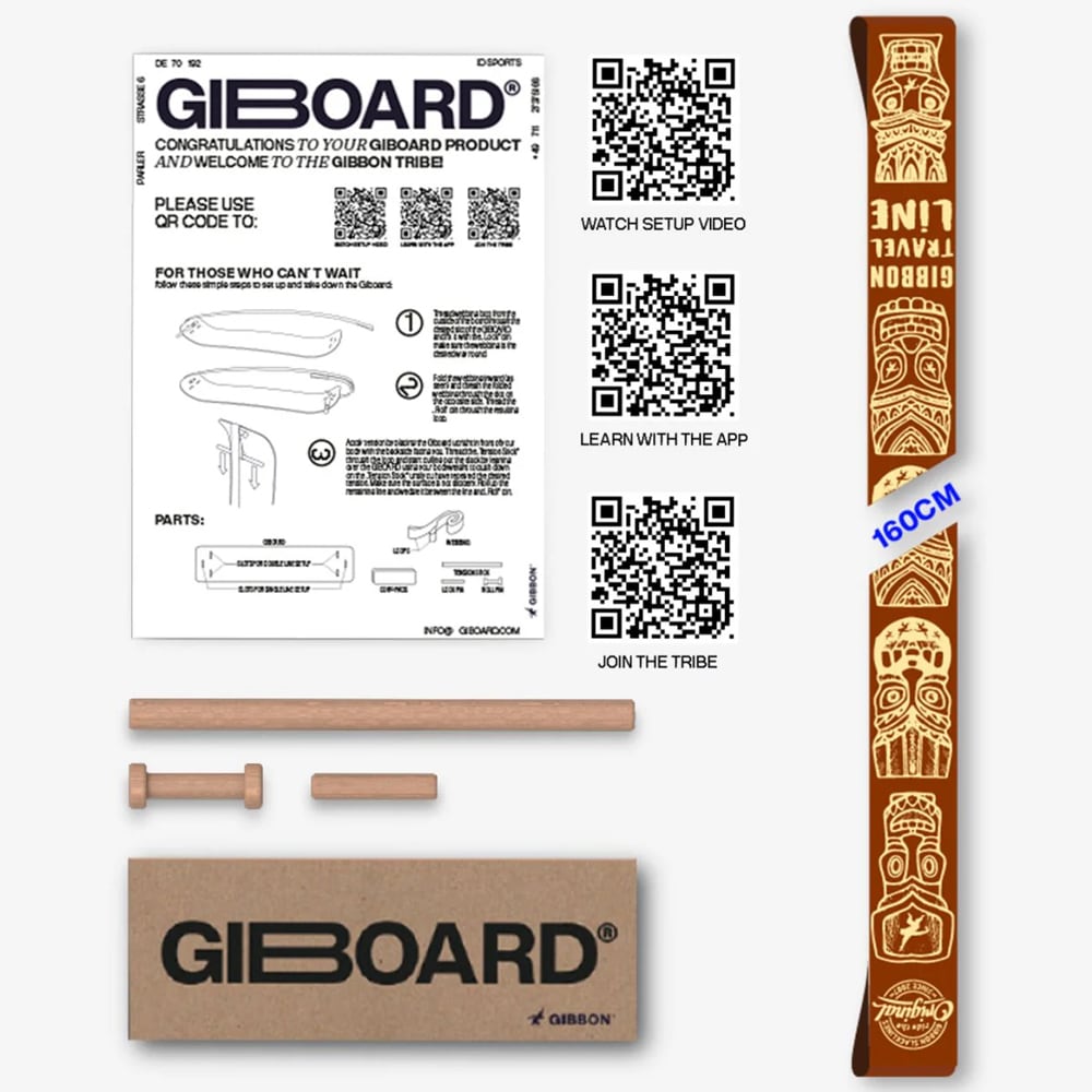 Innehåll och instruktioner för Giboard, visar delarna (träpluggarna), Gibbon Travel Line slackline (160 cm) och en manual med tre QR-koder