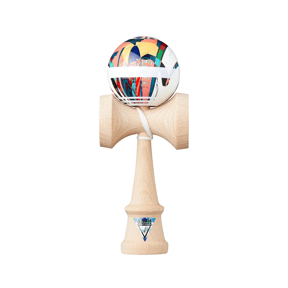 KROM Noia 4 kendama i ljust trä med en konstnärligt mönstrad boll i rosa och blå toner samt vitt snöre mot vit bakgrund