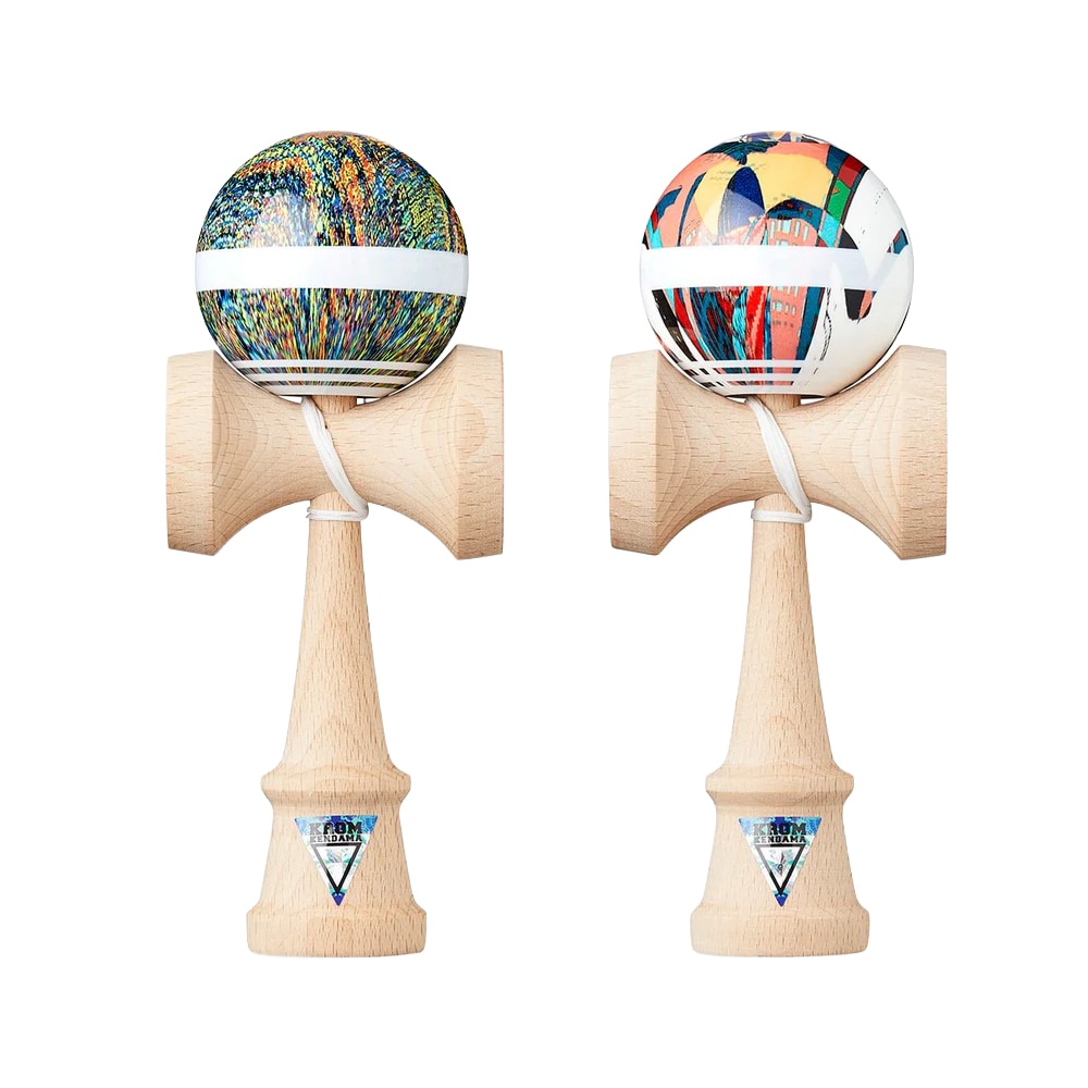 Två KROM Noia kendamas i ljust trä med unika konstnärliga mönster på bollarna och vitt snöre mot vit bakgrund