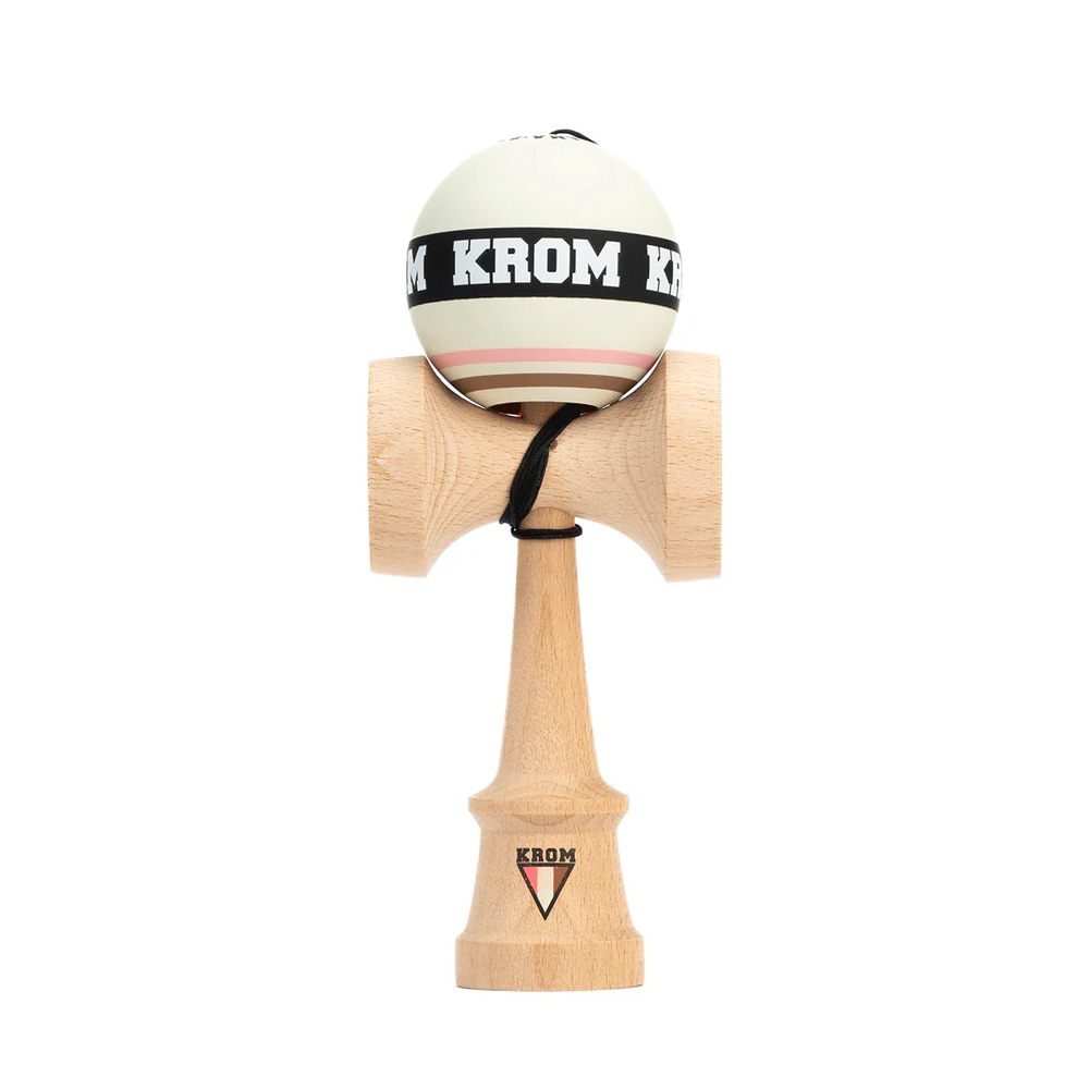 KROM Strogo Neapolitan kendama i ljust bokträ sedd framifrån med en vit boll (tama) prydd med ett svart ”KROM”-band och ränder i rosa och brunt mot en vit bakgrund.