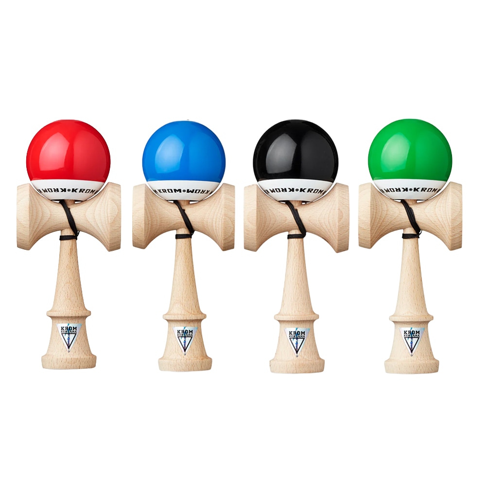 Fyra KROM Pop LOL kendamas i ljust bokträ med enfärgade toppar i rött, blått, svart och grönt samt vita nederdelar med svart KROM-logotyp mot vit bakgrund