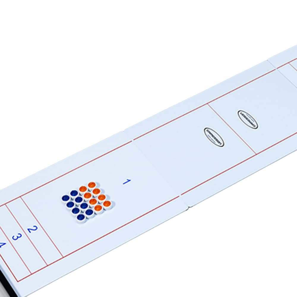 Shuffleboard & Curling – 180 cm spelmatta utrullad med puckar uppställda
