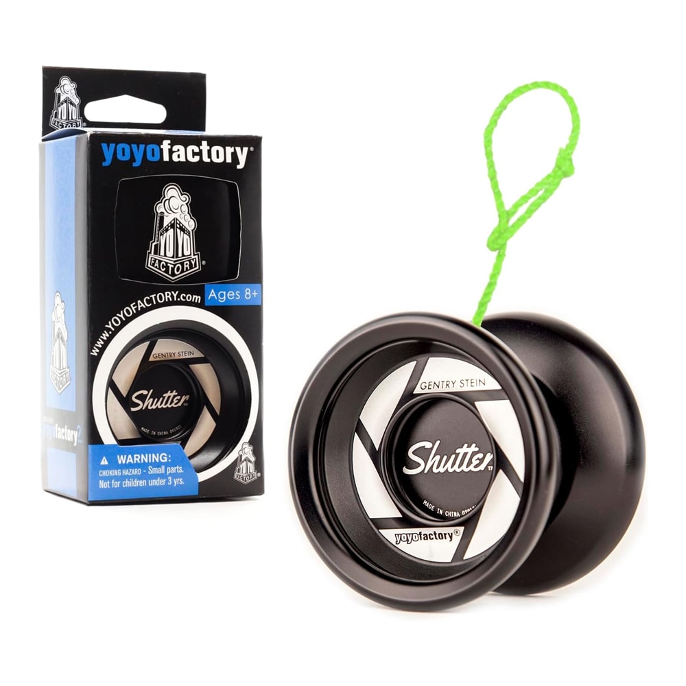 Produktbild på en svart "Shutter" jojo från YoyoFactory med neongrönt snöre bredvid sin originalförpackning. Jojon har en design som liknar en kameraslutare med texten "Gentry Stein" och "Shutter". Förpackningen är svart och blå med YoyoFactory-logotypen.